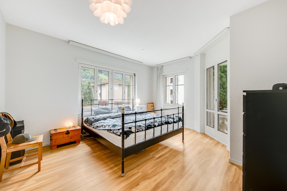 Helles Schlafzimmer mit Blick ins Grüne