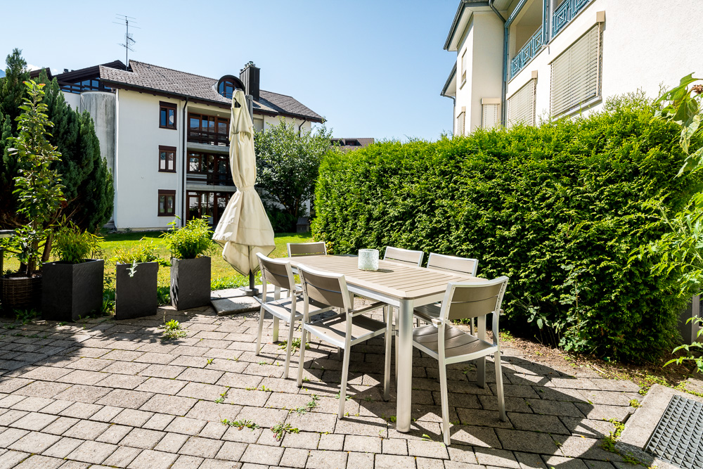 Garten-Terrasse mit Esstisch