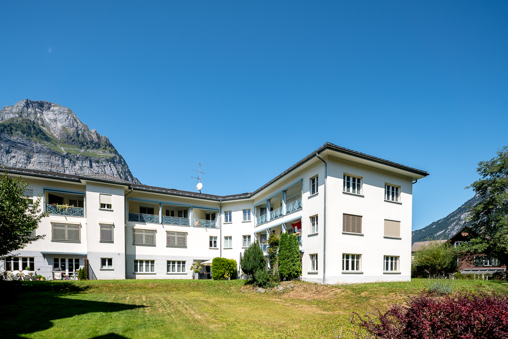 Wohngebäude mit Bergkulisse