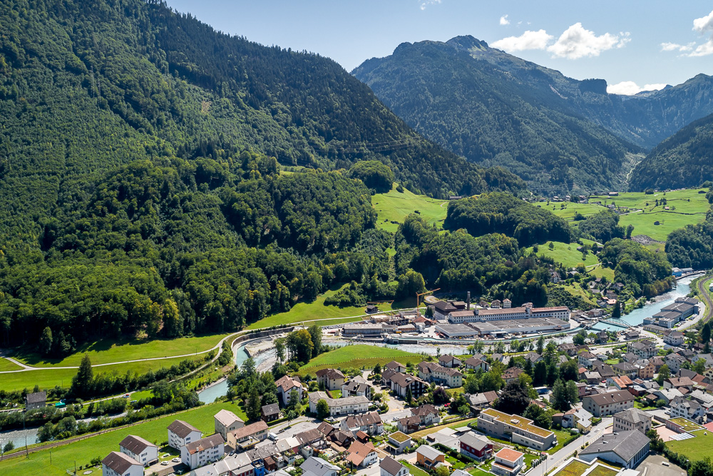 Bergtal mit Fluss und Siedlung