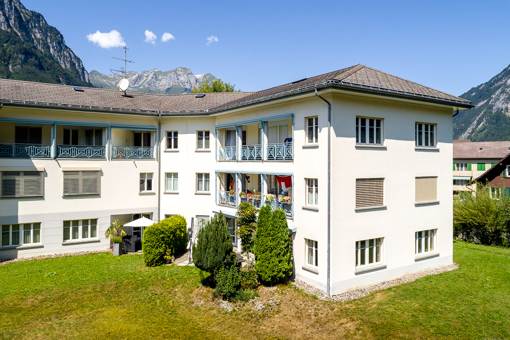 Wohnhaus mit Bergkulisse und Balkonen