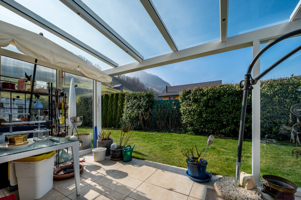 Überdachte Terrasse mit Gartenblick