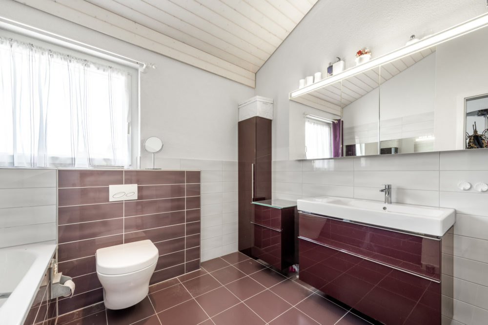Modernes Badezimmer mit dunkelroten Fliesen