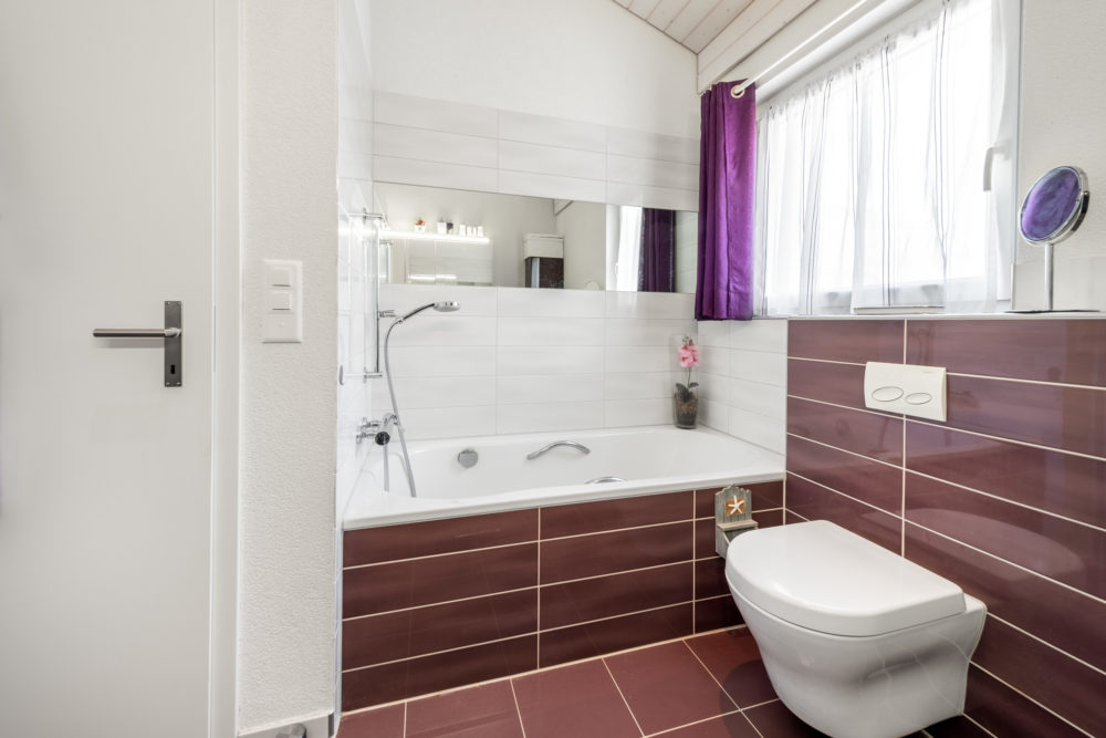 Badezimmer mit Badewanne und WC