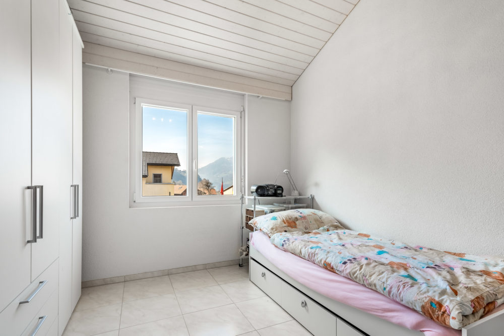 Helles Schlafzimmer mit Bergblick