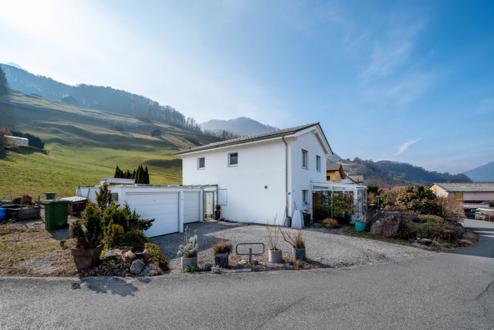 Modernes Haus mit Bergblick und Garage
