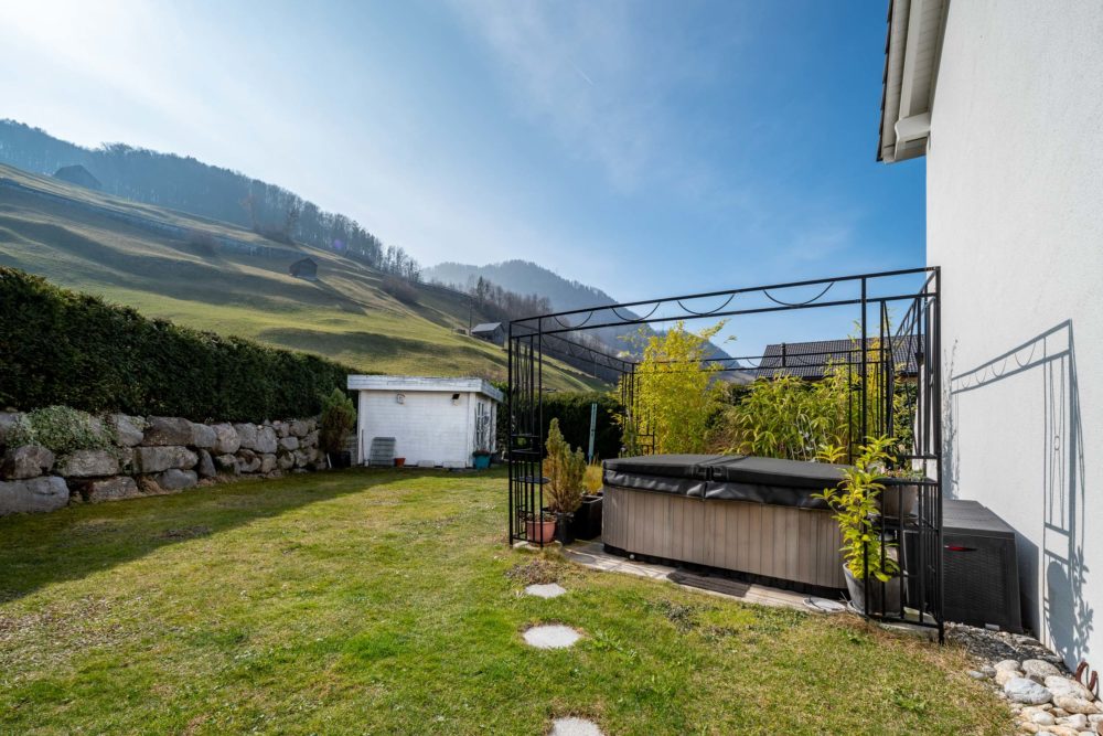 Garten mit Whirlpool und Bergblick