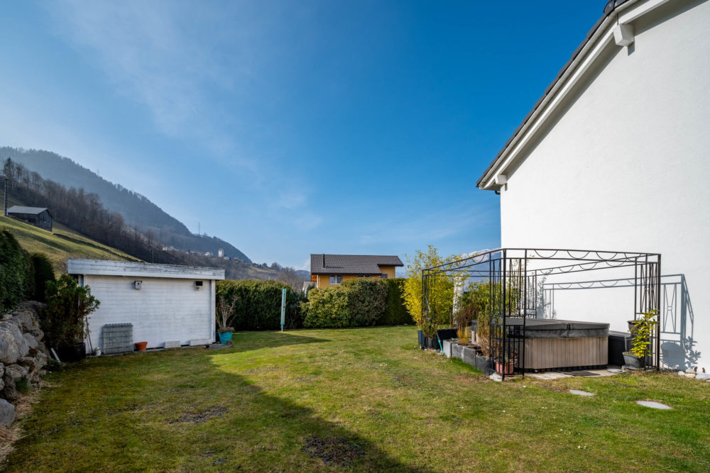 Garten mit Whirlpool und Bergblick