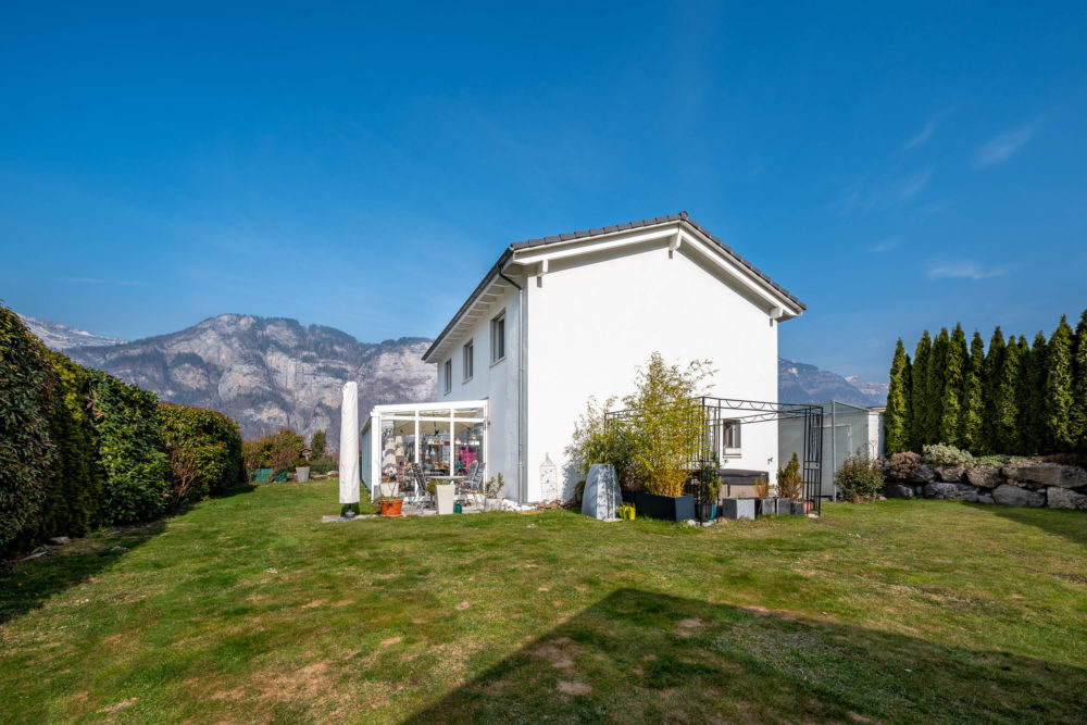 Weiße Villa mit Garten und Bergblick
