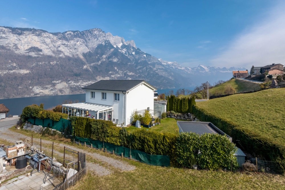 Bergblick mit Einfamilienhaus und Garten
