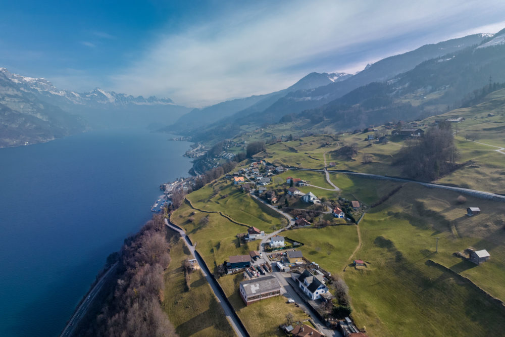 Luftaufnahme einer alpinen Seelandschaft