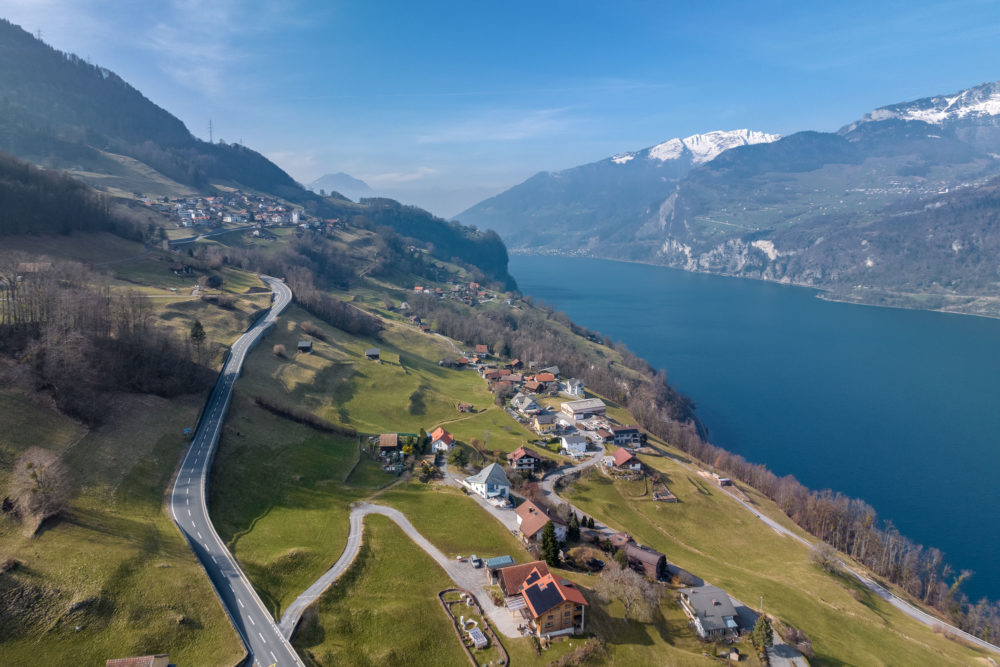 Luftaufnahme einer Seenlandschaft mit Bergpanorama