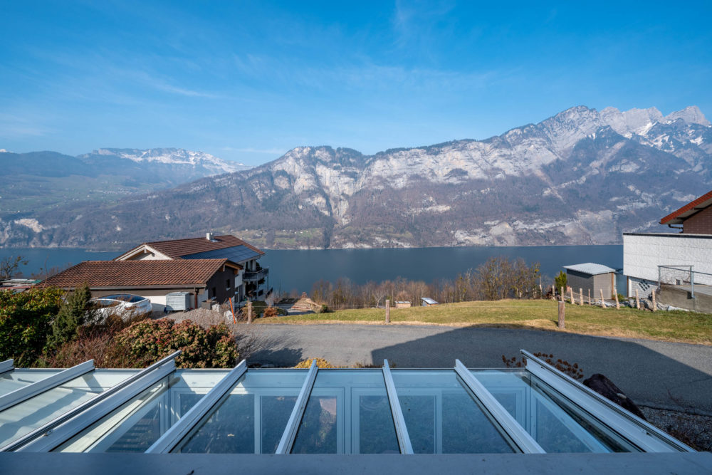Seeblick mit Bergpanorama