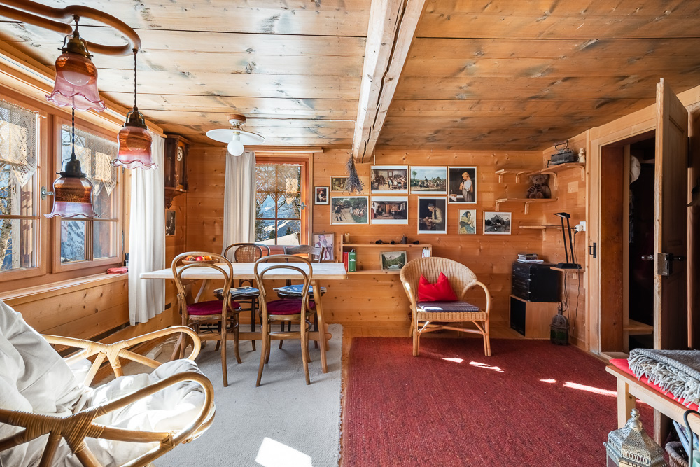 Gemütliches Holzinterieur mit Essbereich