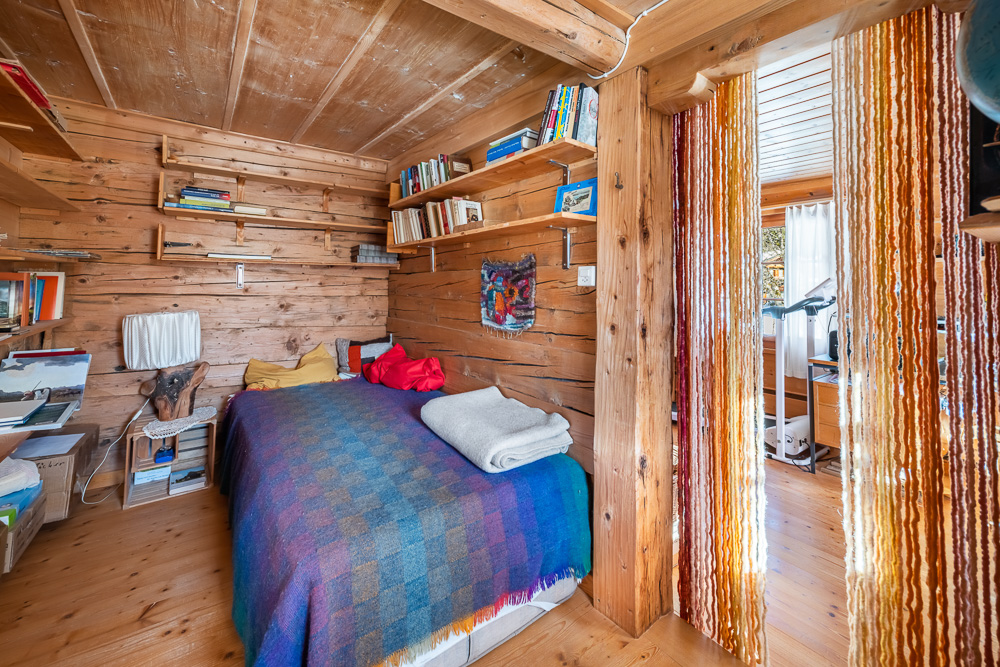 Gemütliches Holzzimmer mit Bett