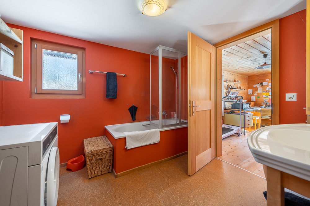 Badezimmer mit Badewanne und angrenzendem Arbeitsraum