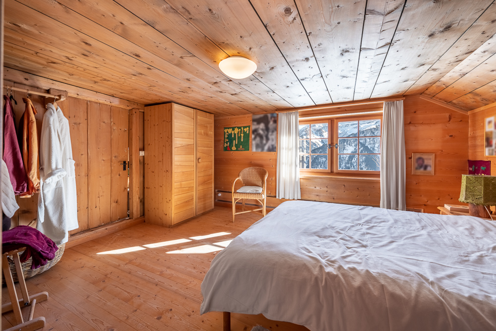Gemütliches Holz-Schlafzimmer mit Bergblick