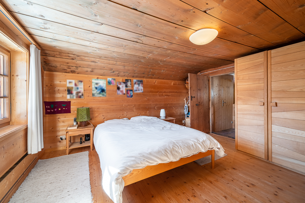 Holzvertäuschtes Schlafzimmer mit Dachschräge
