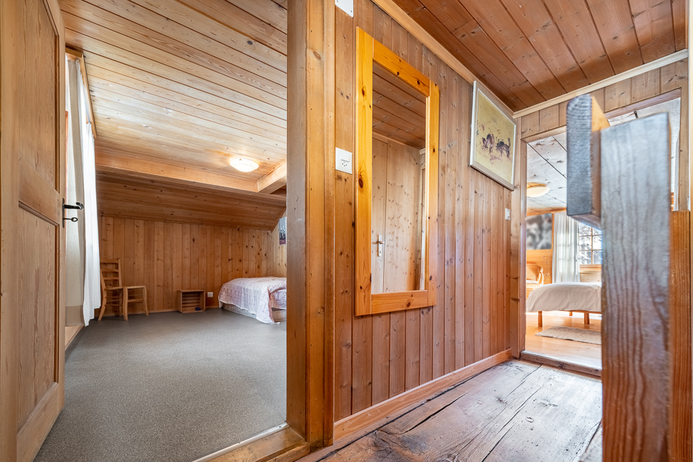 Holzvertäfelter Flur mit Blick in zwei Schlafzimmer