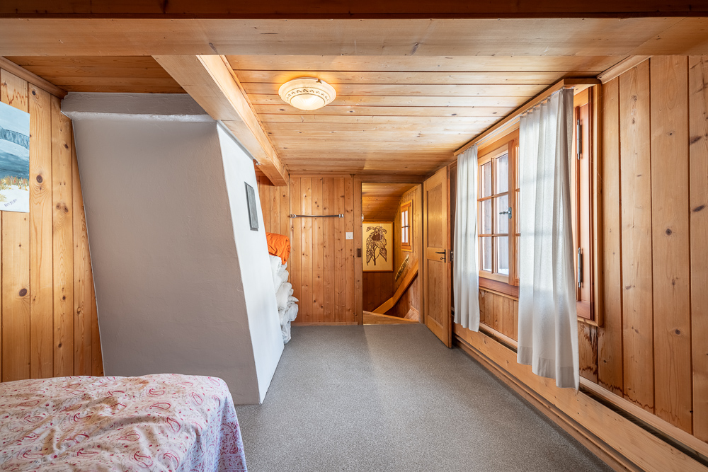 Holzverkleideter Flur mit Dachschräge