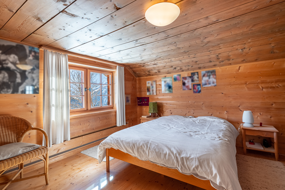 Holzvertäuschtes Schlafzimmer mit Alpenblick