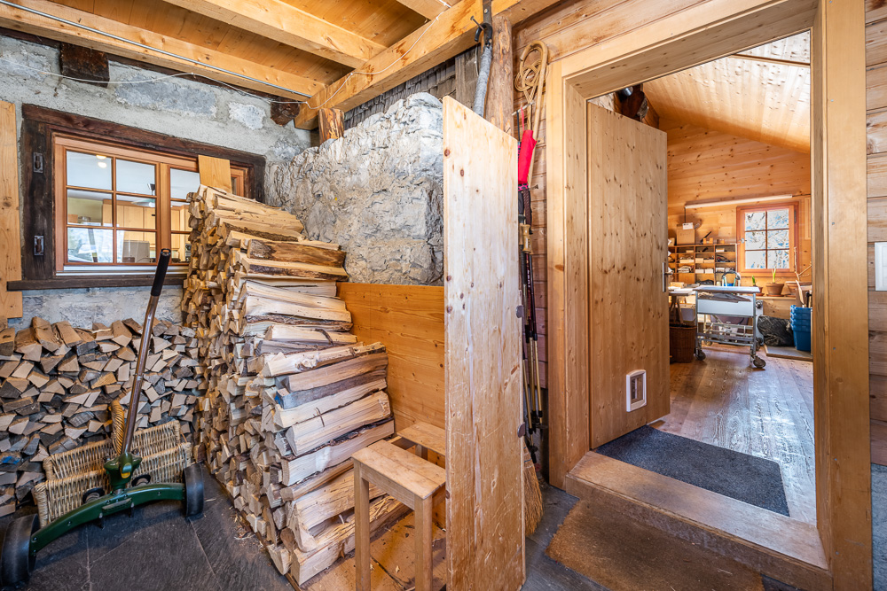 Rustikaler Hauswirtschafts-/Abstellbereich mit Holzlager