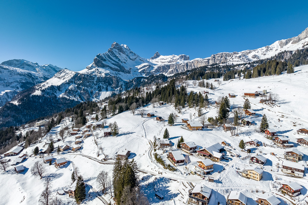 Alpine Landschaft mit verschneitem Dorf