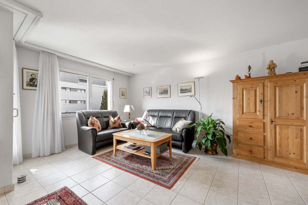 Helles Wohnzimmer mit Sitzgruppe