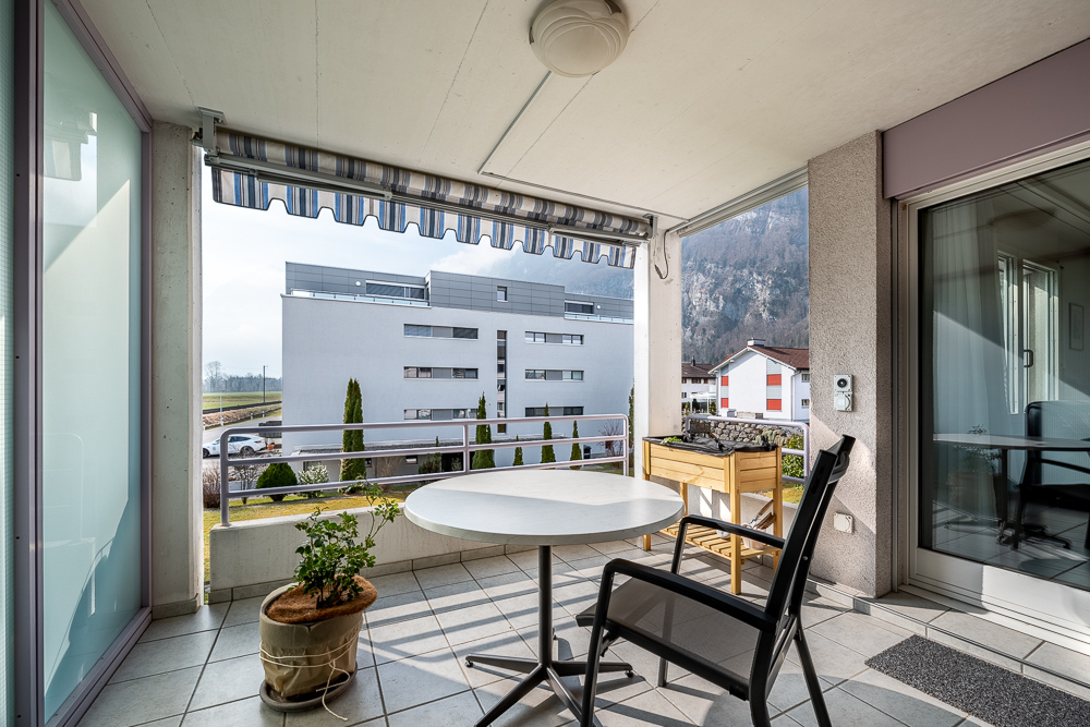 Überdachter Balkon mit Ausblick
