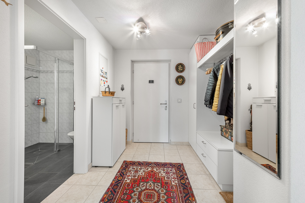 Eingangsflur mit Garderobe und angrenzendem Bad