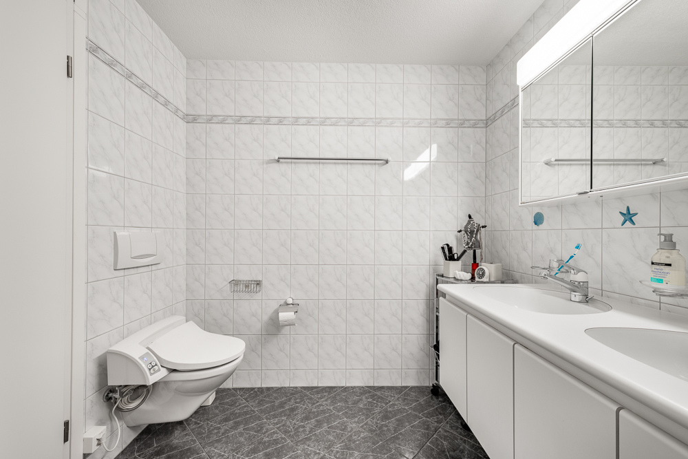 Modernes Badezimmer mit Doppelwaschtisch und WC