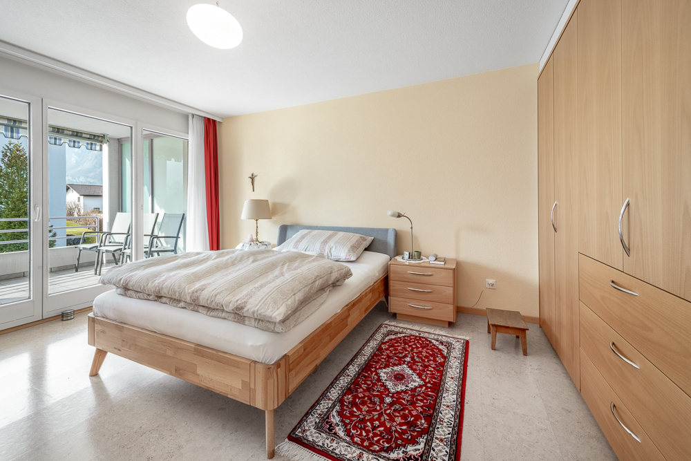 Helles Schlafzimmer mit Balkonzugang