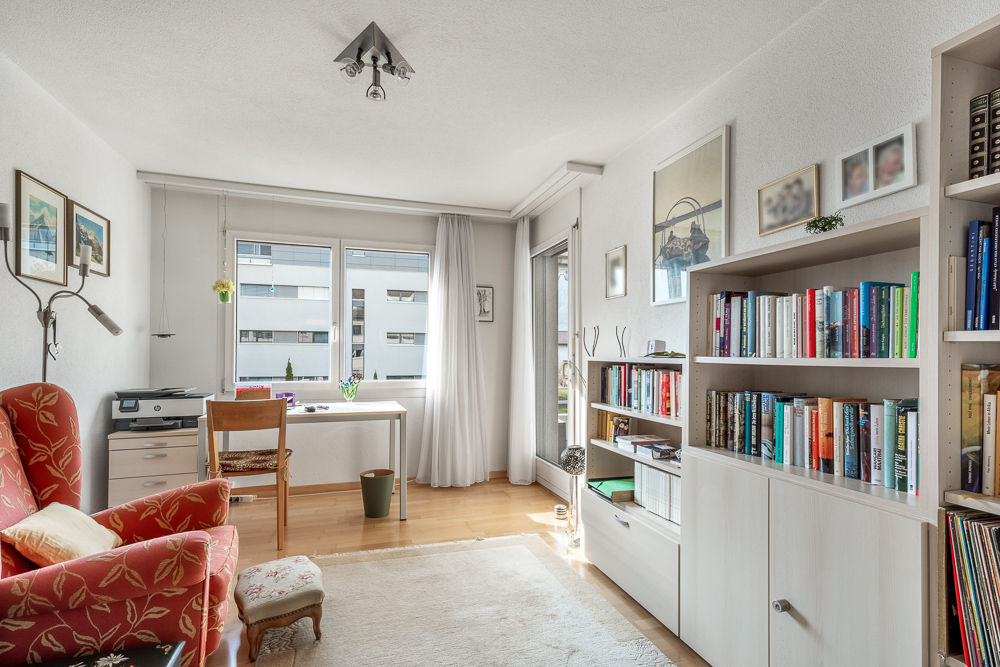 Helles Arbeits- und Lesezimmer