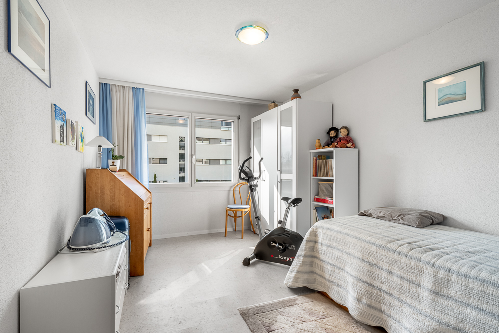 Helles Schlafzimmer mit Arbeits-/Fitnessbereich