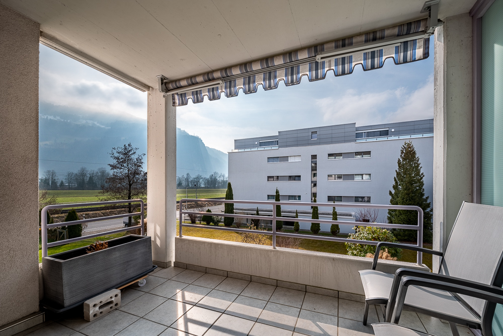 Überdachter Balkon mit Bergblick