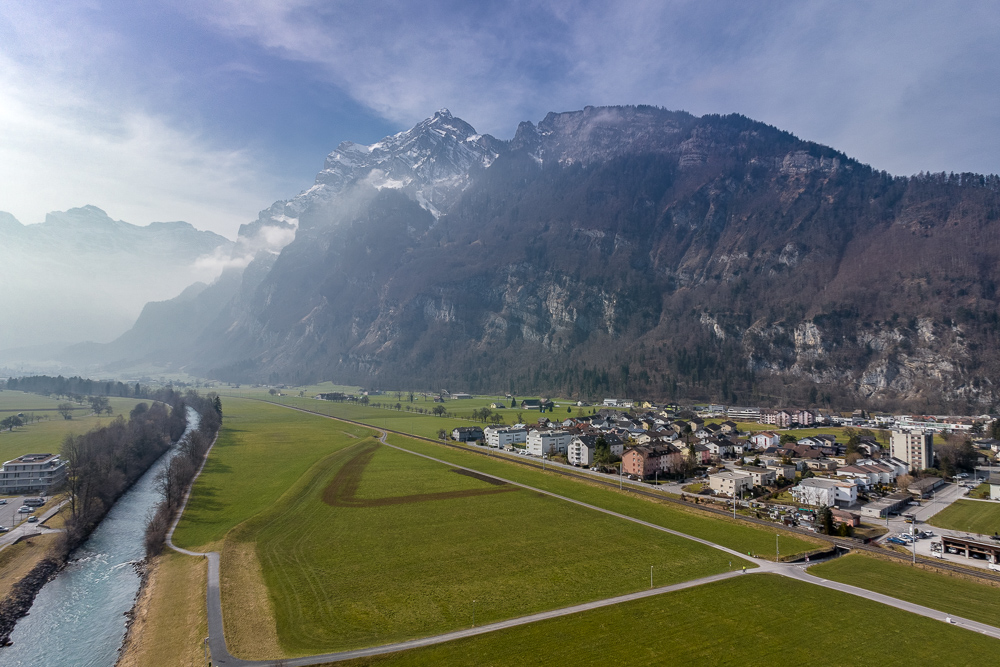 Alpine Landschaft mit Fluss, Tal und Bergpanorama