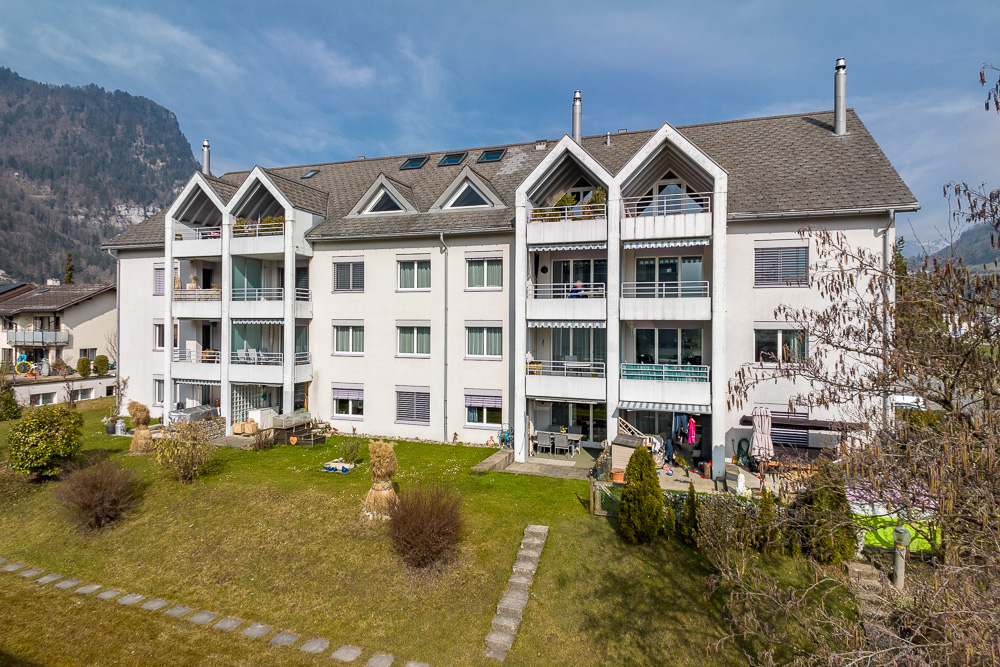 Mehrfamilienhaus mit Balkonen in alpiner Umgebung