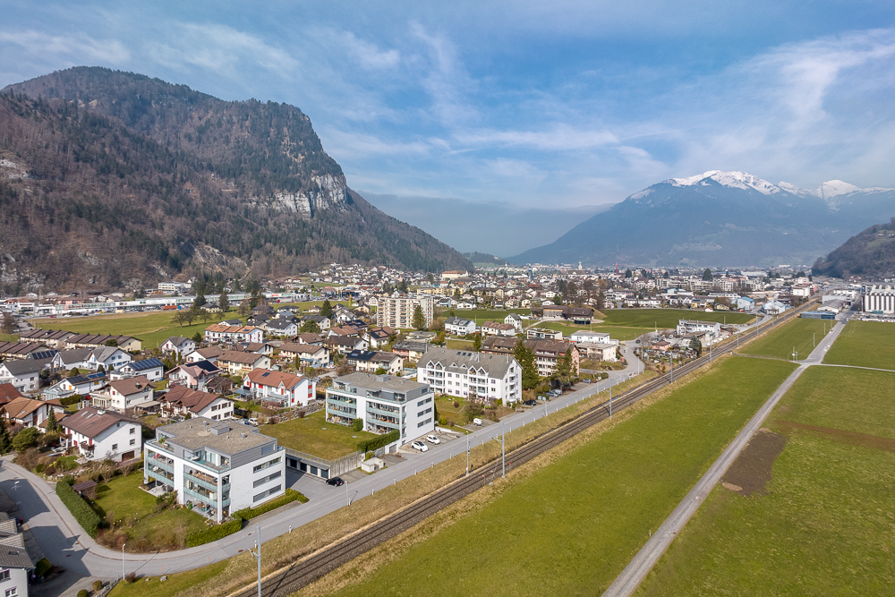 Luftaufnahme einer Schweizer Kleinstadt im Tal