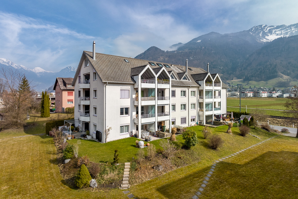 Mehrfamilienhaus mit Bergkulisse