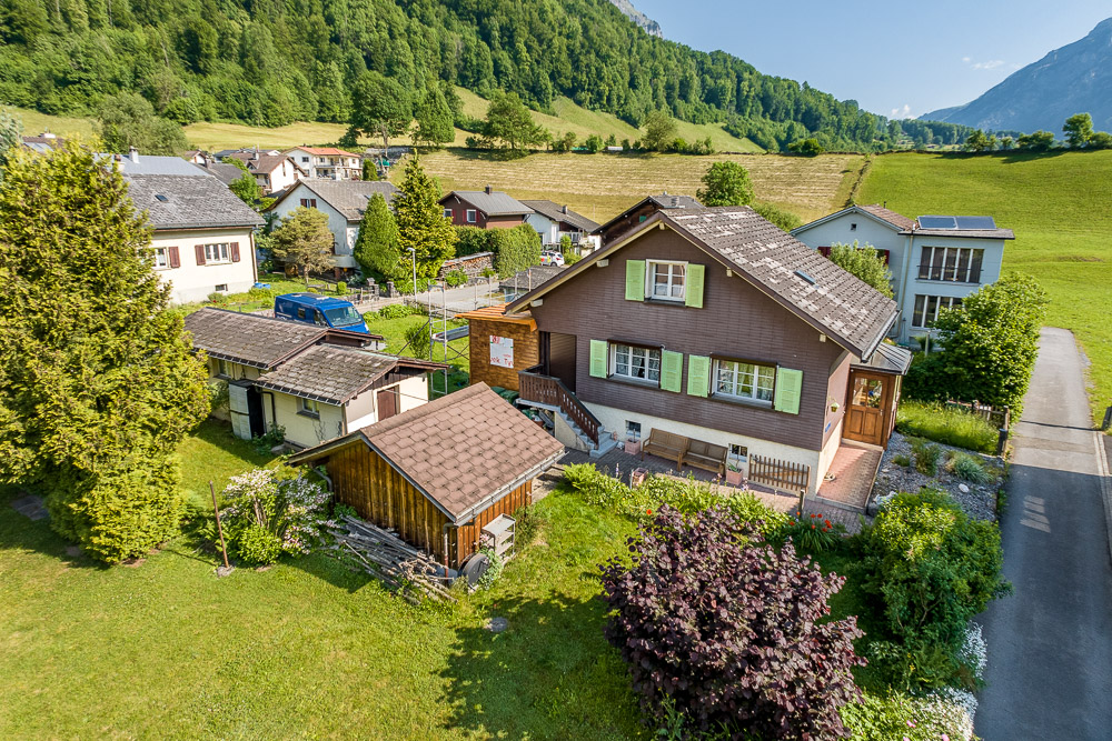 Ländliches Einfamilienhaus mit Garten und Bergkulisse