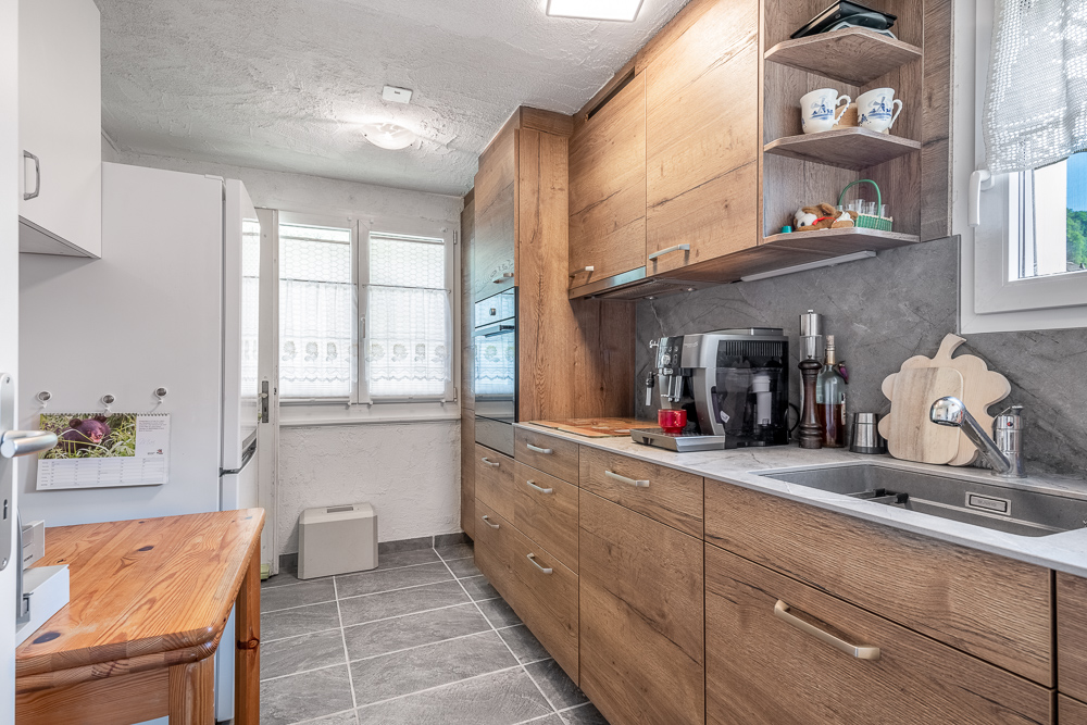 Moderne Küchenzeile mit Holzfronten