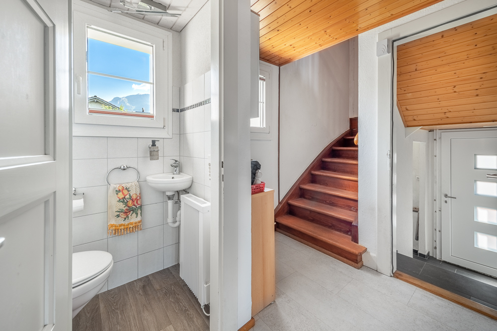 Helles Treppenhaus mit Gäste-WC