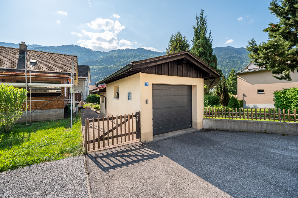 Garage mit Bergblick