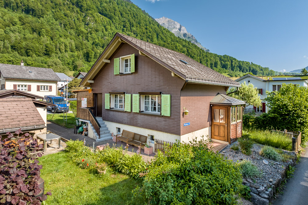 Berghaus mit Garten