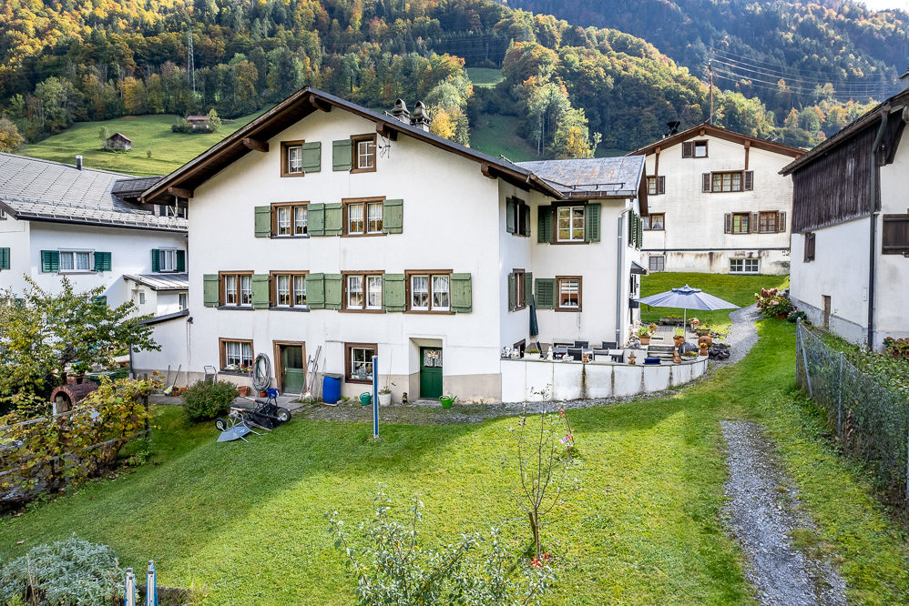 Ländliches Mehrfamilienhaus mit Garten und Bergkulisse