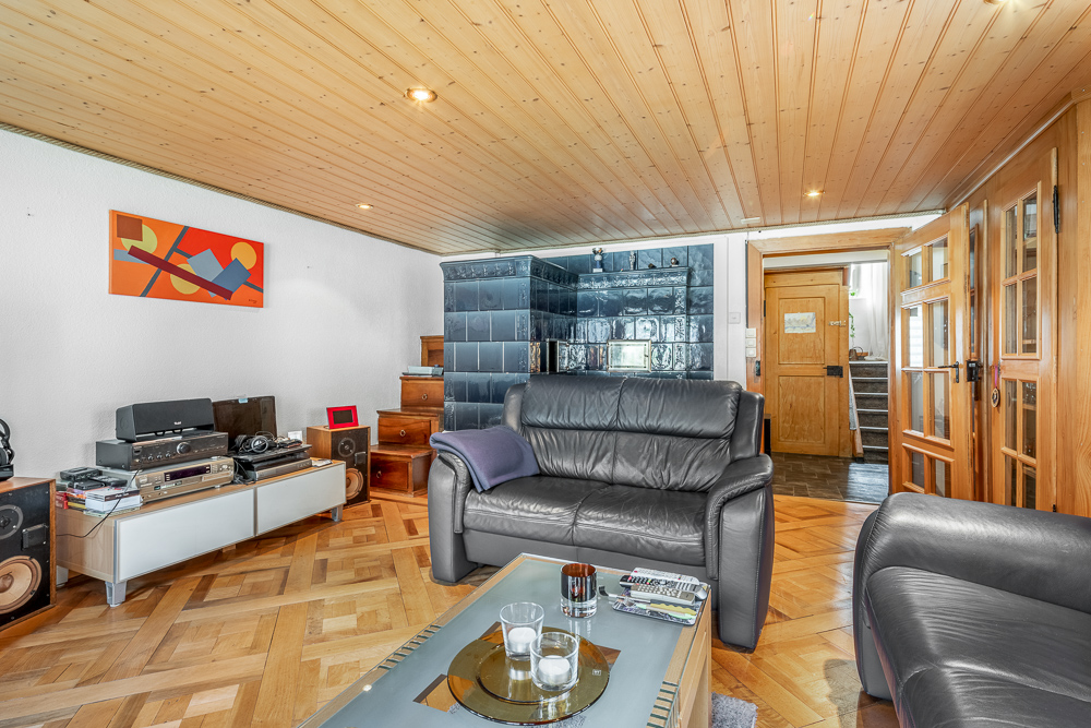 Wohnzimmer mit Kaminofen und Holzdecke