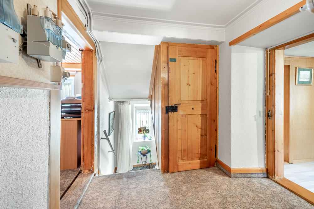 Flur mit Holzvertäfelung und Treppe