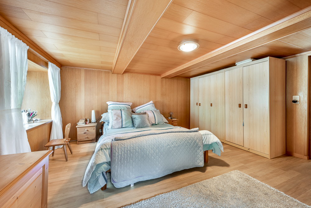Holzvertäfeltes Schlafzimmer mit Dachschräge