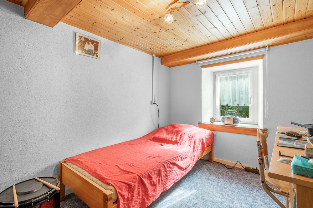 Kleines Schlafzimmer mit Einzelbett und Holzdecke