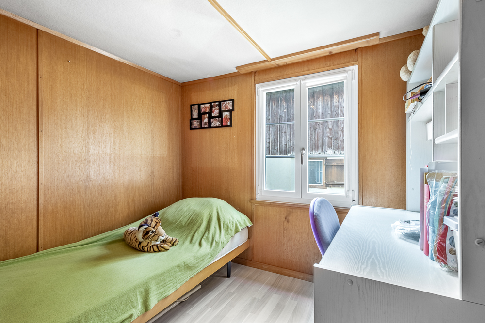Kleines Schlafzimmer mit Holzvertäfelung